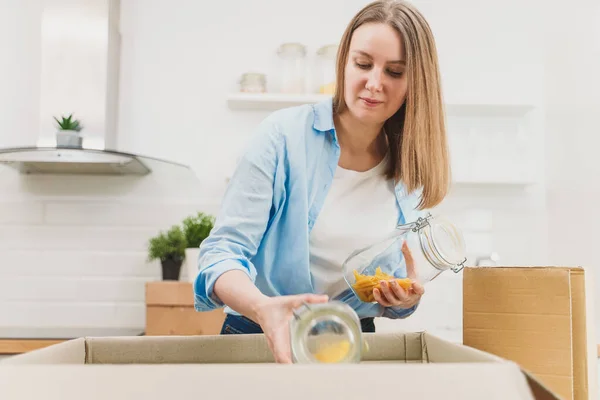 Mulher Arranja Utensílios Cozinha Depois Mudar Para Novo Apartamento — Fotografia de Stock