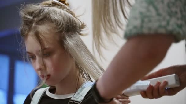 Maman Coupe Fille Avec Une Tondeuse Cheveux Maison — Video