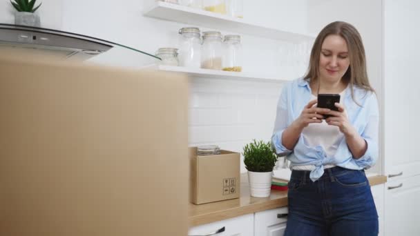 Donne Comunicano Smartphone Dopo Essersi Trasferite Nel Nuovo Appartamento — Video Stock