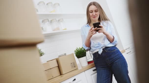 Kvinnor Kommunicerar Smartphone Efter Att Flyttat Till Lägenhet — Stockvideo