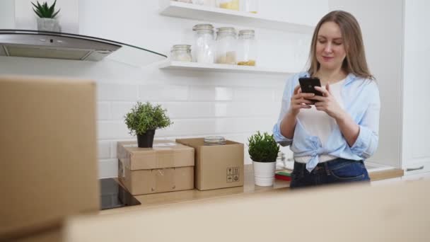 Las Mujeres Comunican Través Smartphone Después Mudarse Nuevo Piso — Vídeo de stock