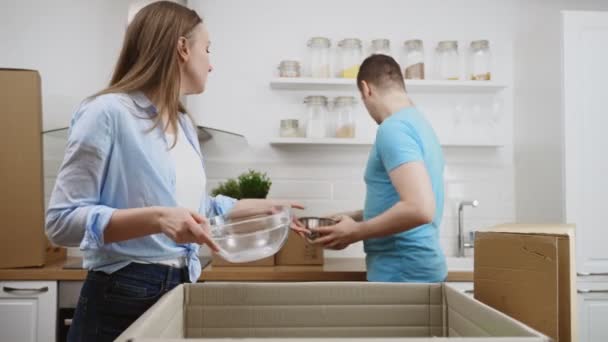 Familie Paar Uitpakken Dozen Verhuizing Naar Nieuw Appartement — Stockvideo