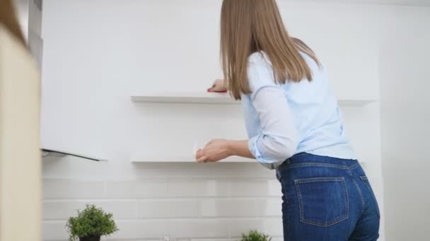 Γυναίκα Σκουπίζει Την Κουζίνα Μετά Μετακίνηση Νέο Διαμέρισμα — Αρχείο Βίντεο