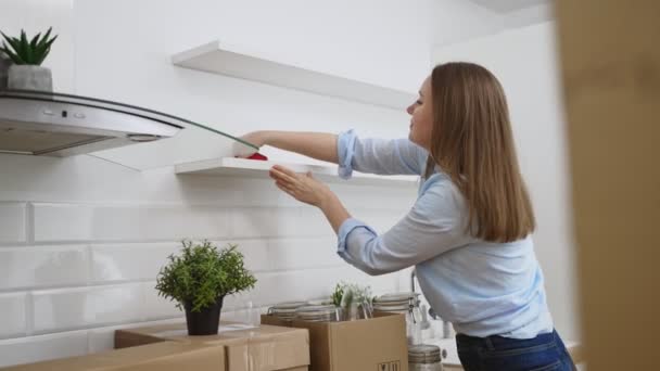 Γυναίκα Σκουπίζει Την Κουζίνα Μετά Μετακίνηση Νέο Διαμέρισμα — Αρχείο Βίντεο