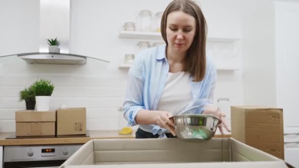 Mujer Arregla Utensilios Cocina Después Mudarse Nuevo Apartamento — Vídeos de Stock