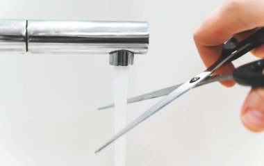 Suyu makasla kesmek. Gereksiz eylemler kavramı.