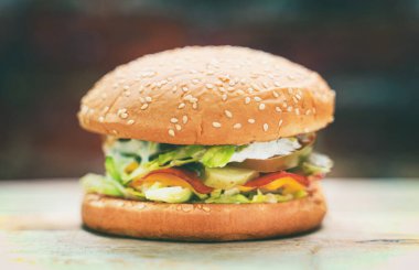 Duvarın arka planında el yapımı kırsal bir hamburger..