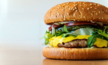 Ahşap masada el yapımı kırsal hamburger..