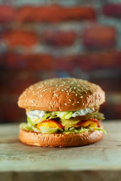 レンガの壁の背景に素朴な手作りハンバーガー — ストック写真