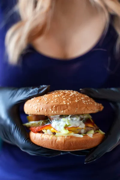 Грудаста Дівчина Тримає Гамбургер Руках — стокове фото
