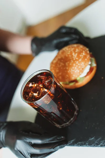 Rusztikus Kézzel Készített Hamburger Kóla Asztalon — Stock Fotó