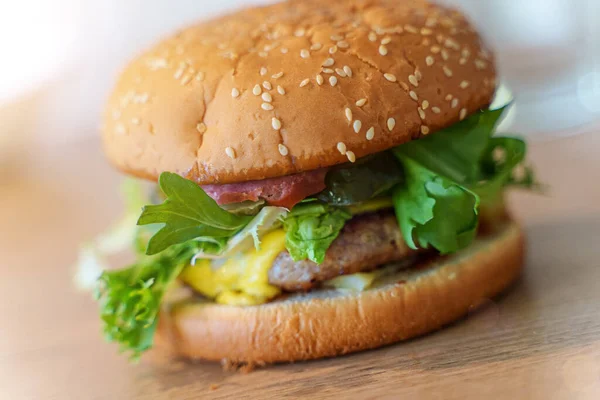 Сельский Гамбургер Ручной Работы Деревянном Столе — стоковое фото