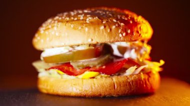 Kırsal el yapımı hamburger. Arkaplan ışığı renk değiştiriyor.
