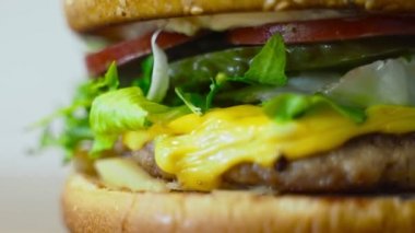 Ahşap masada el yapımı kırsal hamburger..