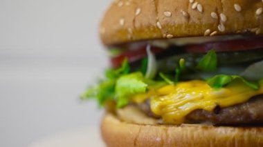 Ahşap masada el yapımı kırsal hamburger..
