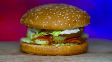 Ahşap masada el yapımı kırsal hamburger..