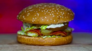 Ahşap masada el yapımı kırsal hamburger..