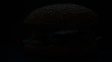 Kırsal el yapımı hamburgerler karanlıktan çıkar.