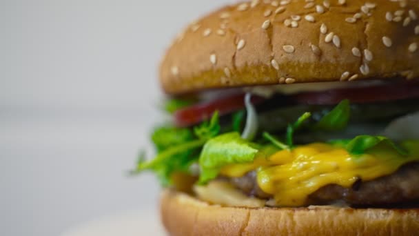 Hamburger Rustique Fait Main Sur Table Bois — Video
