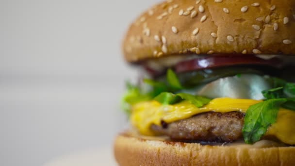 Hamburguesa Rústica Hecha Mano Mesa Madera — Vídeos de Stock