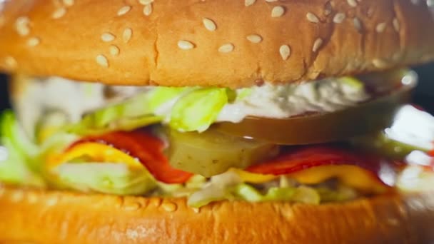 Hamburger Rustico Fatto Mano Sul Tavolo Legno — Video Stock