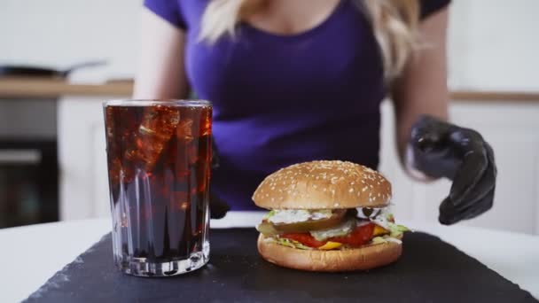 Fekete Kesztyű Figyelembe Hamburger — Stock videók