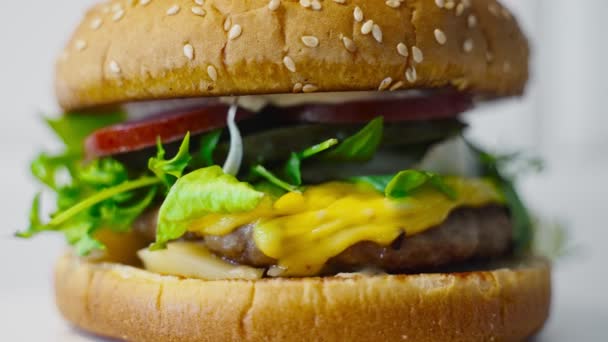 Rustikaler Handgemachter Hamburger Auf Dem Holztisch — Stockvideo