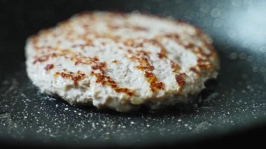 Baştan sona el yapımı bir hamburger pişirmek.