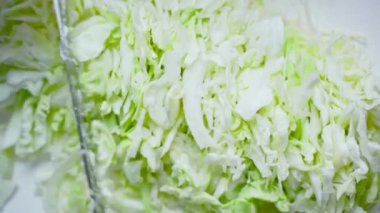 Baştan sona el yapımı bir hamburger pişirmek.