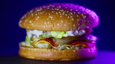 Neon ışıklandırmalı döner kırsal hamburger.