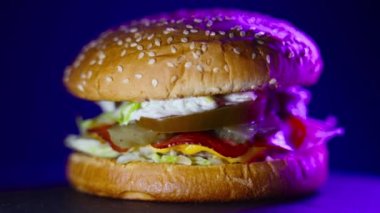 Neon ışıklandırmalı döner kırsal hamburger.