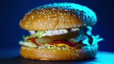 Neon ışıklandırmalı döner kırsal hamburger.