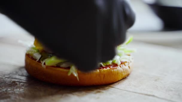 Fekete Kesztyűs Séf Hamburgert Készít — Stock videók