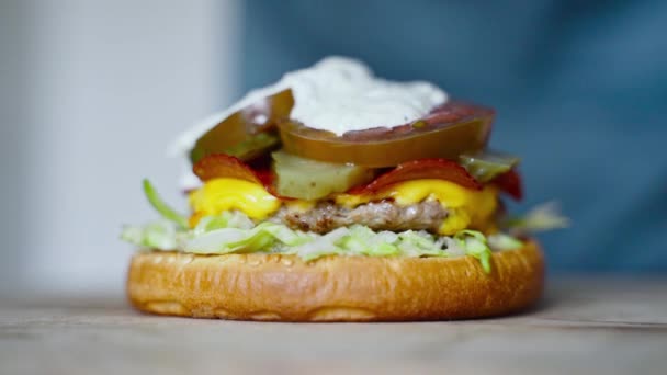 Fekete Kesztyűs Séf Hamburgert Készít — Stock videók
