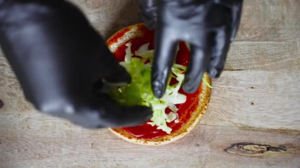 Szef Kuchni Czarnych Rękawiczkach Przygotowuje Hamburgera — Wideo stockowe