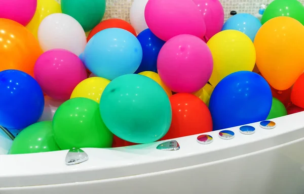 Die Badewanne Ist Mit Bunten Luftballons Gefüllt — Stockfoto