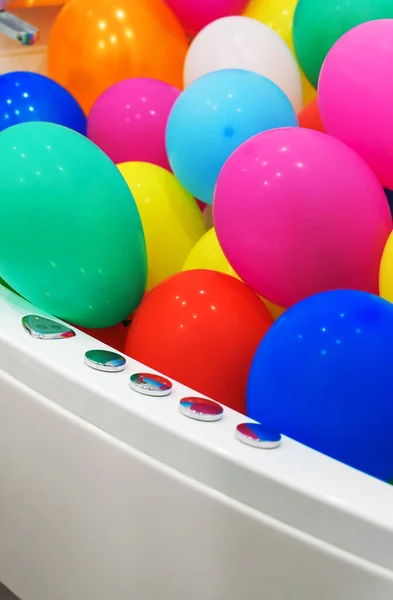 Badkuip Gevuld Met Kleurrijke Ballonnen — Stockfoto
