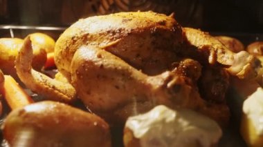 Fırında tavuk ve patates pişirme zamanı..