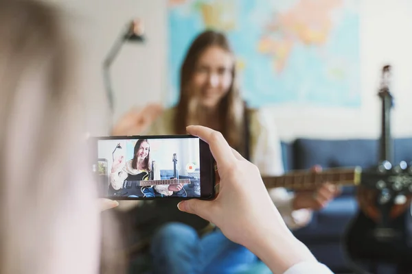 Mamá Graba Hija Por Teléfono Concepto Video Blog —  Fotos de Stock