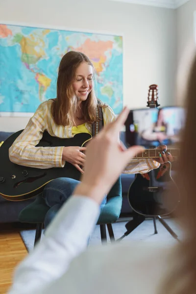 Mam Neemt Haar Dochter Aan Telefoon Video Blog Concept — Stockfoto