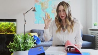 Evde video konferansında konuşan bir kadın. Web Kamera Görünümü.