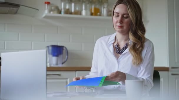 Femme Travaille Avec Des Documents Dans Cuisine Maison Concept Auto — Video