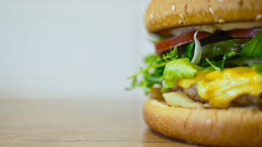 Ahşap masada el yapımı kırsal hamburger..