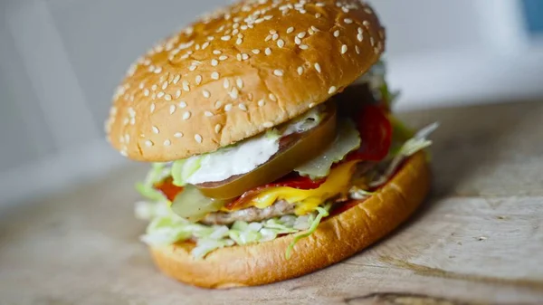 Сельский Гамбургер Ручной Работы Деревянном Столе — стоковое фото