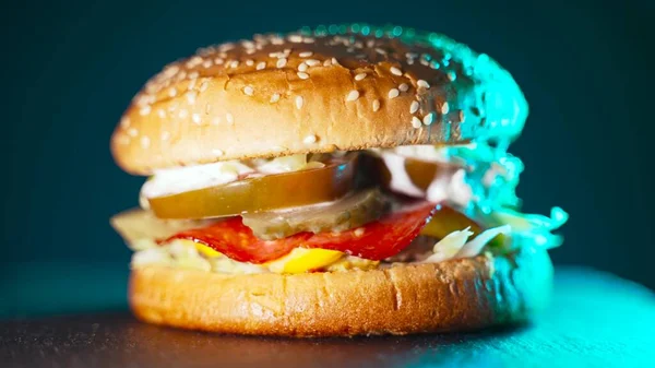 Сельский Домашний Гамбургер Неоновой Подсветкой — стоковое фото
