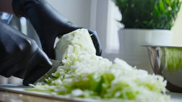 Mujer Chef Guantes Negros Corta Col Con Cuchillo — Foto de Stock