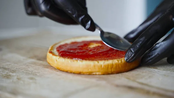 Chef Guantes Negros Unta Bollo Con Ketchup Para Hamburguesa — Foto de Stock