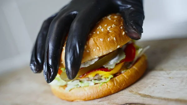 Chef Guantes Presiona Hamburguesa Terminada — Foto de Stock