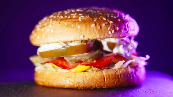 ネオンバックライト付き素朴な自家製ハンバーガー — ストック写真