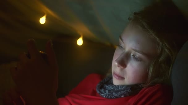 Adolescente Reposant Dans Tente Avec Smartphone — Video